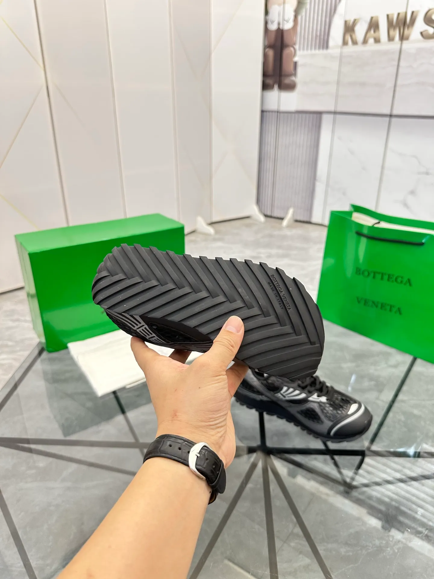 Factory men's shoes 💰: 620💰 (top version) BV Orbit sneakers Wang Yibo's same style couple's dad shoes Runner sneakers, made of lightweight technical mesh fabric. Matched with geometric pattern designed rubber outsole Wang Zha series high version Look for the package craftsmanship The actual height is much higher, but the legs are still slim. Very nice and playable and durable Matching to the standard 💯 Package shoe technology Look for the high version The outsole is made of color-blocked TPU outsole Women's model 35 36 37 38 39 40 41 (40 41 customized) Men's model 38 39 40 41 42 43 44 45. (Customized size 38 45.46) No. H345